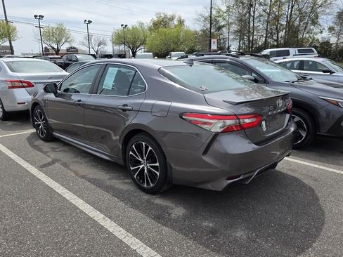 Used 2019 Toyota Camry SE w/ Convenience Package image 3
