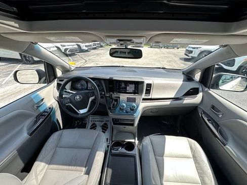 Used 2017 Toyota Sienna XLE w/ XLE Navigation Package FWD image 14