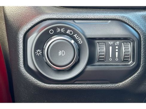 Used 2020 Jeep Wrangler Unlimited Sahara image 39