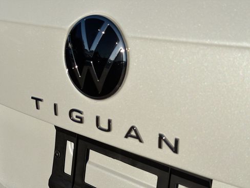 Used 2023 Volkswagen Tiguan SE R-Line image 11