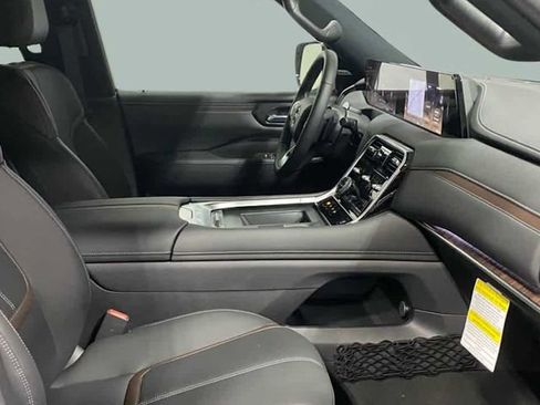 New 2025 Nissan Armada SL w/ Captain's Chari Seat Package AWD/4WD image 26