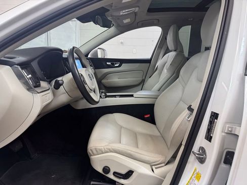 Used 2023 Volvo XC60 B5 Plus image 12
