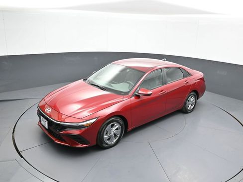 Certified 2024 Hyundai Elantra SE FWD image 33