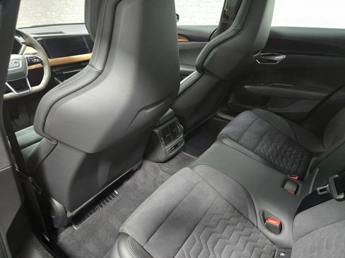 Used 2022 Audi e-tron GT Premium Plus image 34