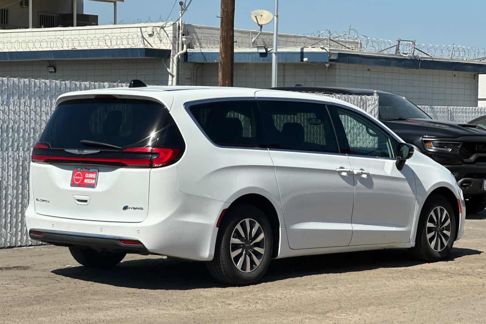 Used 2024 Chrysler Pacifica Limited FWD image 3