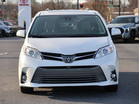 Used 2018 Toyota Sienna XLE image 5