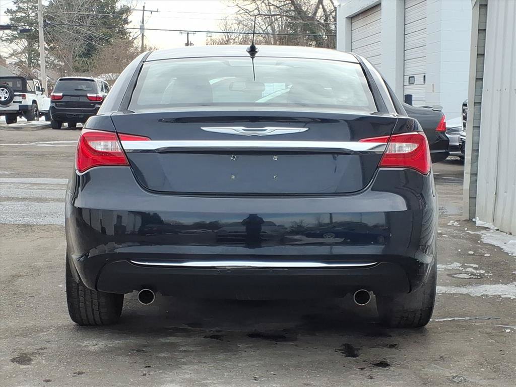 Used 2011 Chrysler 200 Limited FWD image 4