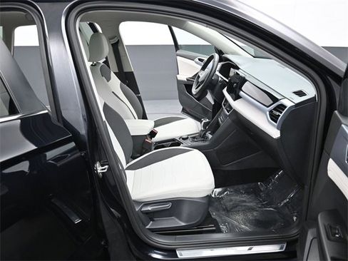 Certified 2025 Volkswagen Taos SE w/ Panoramic Sunroof Package image 34