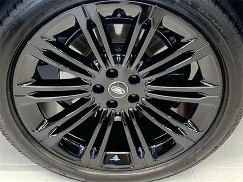 Used 2025 Land Rover Range Rover Long Wheelbase SE image 17