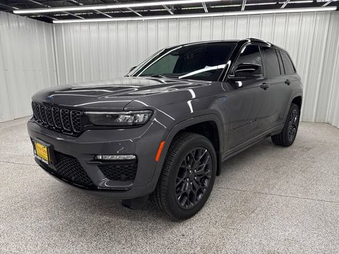 Used 2025 Jeep Grand Cherokee Summit AWD/4WD image 3