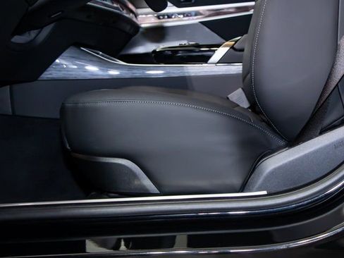 Used 2025 BMW i7 xDrive60 image 16