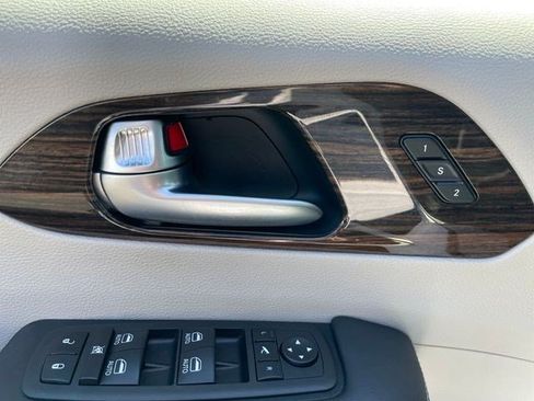 Certified 2023 Chrysler Pacifica Limited FWD image 34