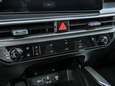 Used 2025 Kia Sorento LX image 22