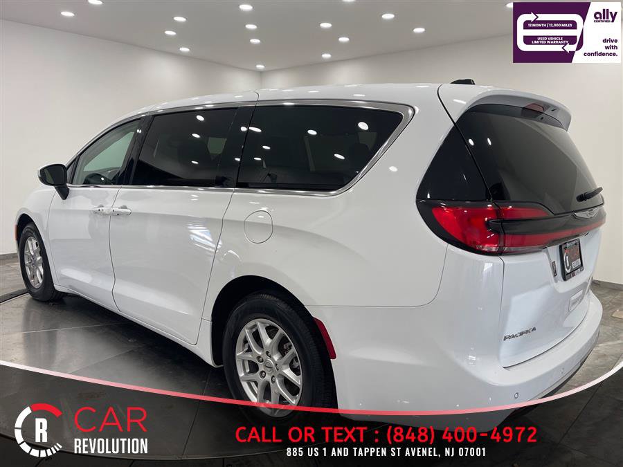 Used 2023 Chrysler Pacifica Touring-L FWD image 5