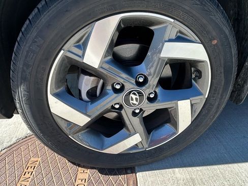 Used 2023 Hyundai Venue SEL image 17