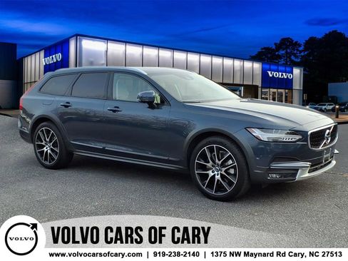 Used 2020 Volvo V90 T6 Cross Country image 1