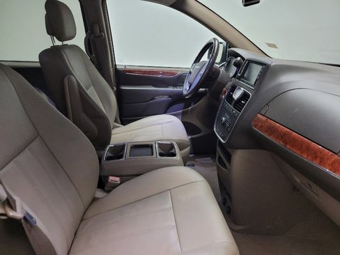 Used 2016 Chrysler Town & Country Touring FWD image 21