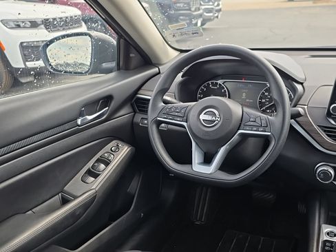 Used 2025 Nissan Altima 2.5 SV AWD/4WD image 14