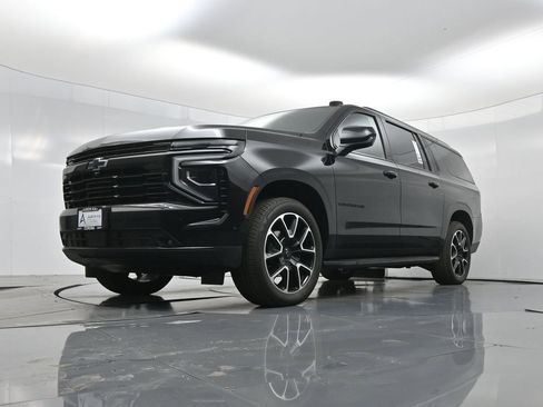 Used 2025 Chevrolet Suburban RST image 38