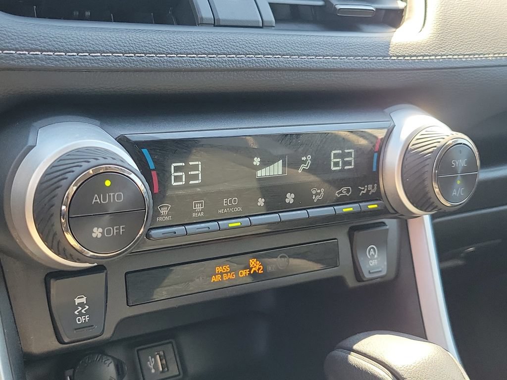Used 2024 Toyota RAV4 XLE FWD image 33