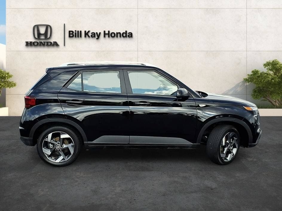Used 2026 Hyundai Venue SEL FWD image 2