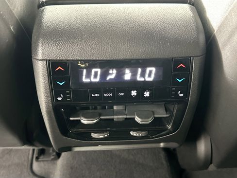 Used 2022 Jeep Grand Cherokee Overland w/ Luxury Tech Group IV image 27