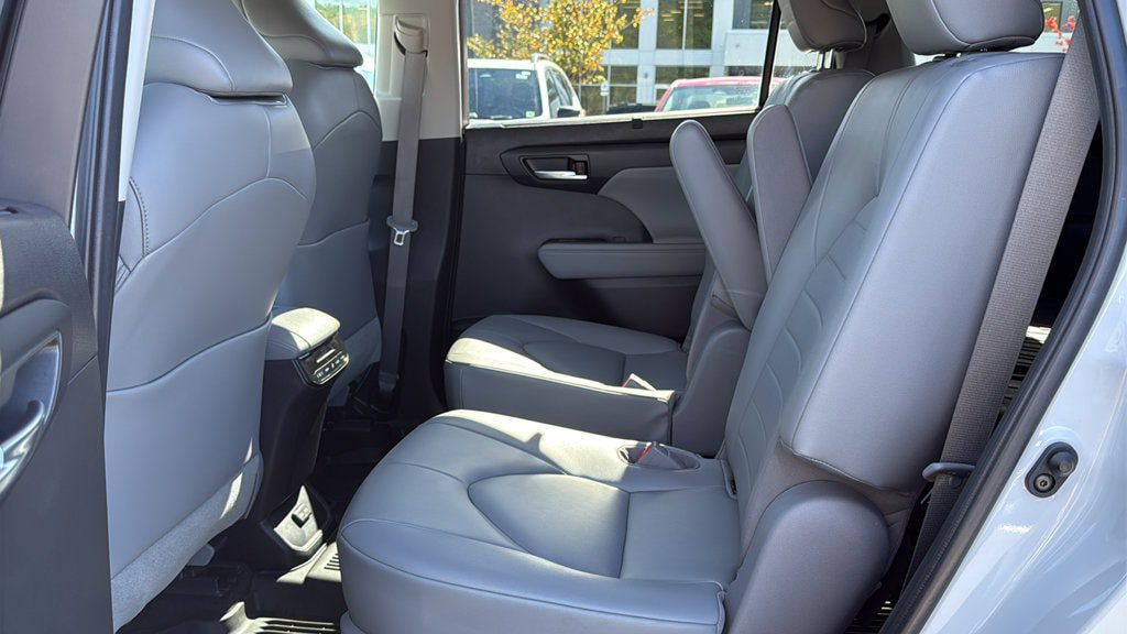 Used 2023 Toyota Highlander XLE AWD/4WD image 25