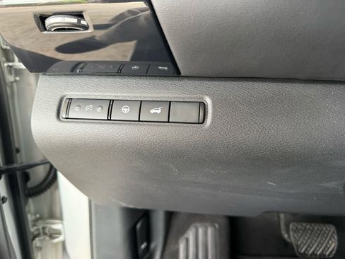 Used 2025 Nissan Pathfinder SV AWD/4WD image 15