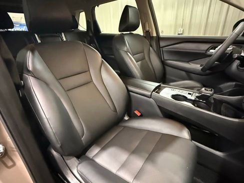 Used 2025 Nissan Rogue SV w/ SV Premium Package FWD image 21