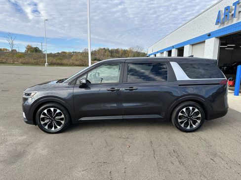 Used 2022 Kia Carnival EX image 2
