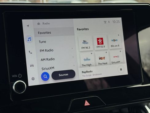 Used 2023 Toyota Venza LE image 4