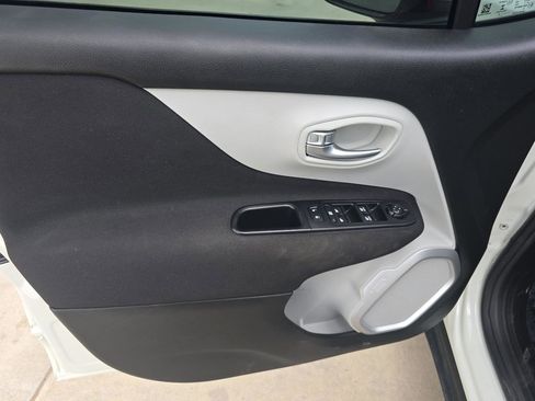 Used 2018 Jeep Renegade Latitude w/ Popular Equipment Group FWD image 16