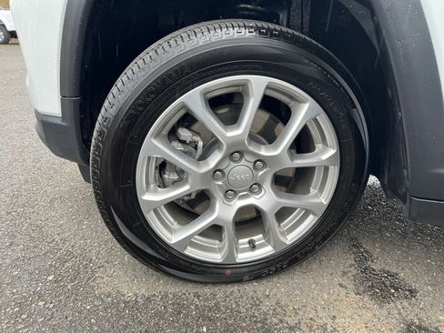 Used 2024 Jeep Compass Latitude image 29