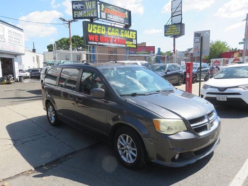 Used 2019 Dodge Grand Caravan SXT FWD image 3