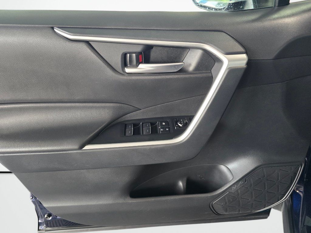 Used 2025 Toyota RAV4 XLE AWD/4WD image 32