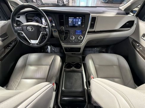 Used 2018 Toyota Sienna XLE Premium FWD image 36