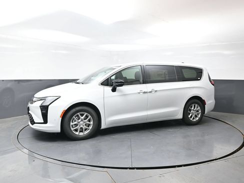 New 2027 Chrysler Pacifica Select FWD image 5