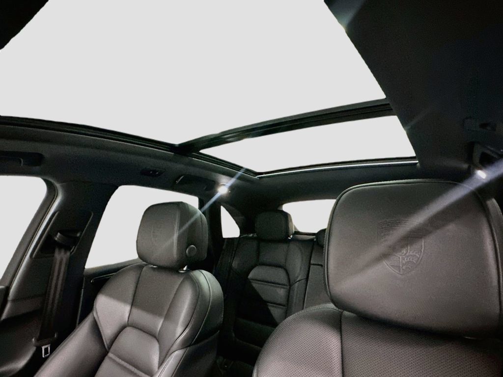 Certified 2025 Porsche Macan AWD/4WD image 22