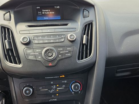 Used 2015 Ford Focus SE w/ Reverse Sensing Package image 16