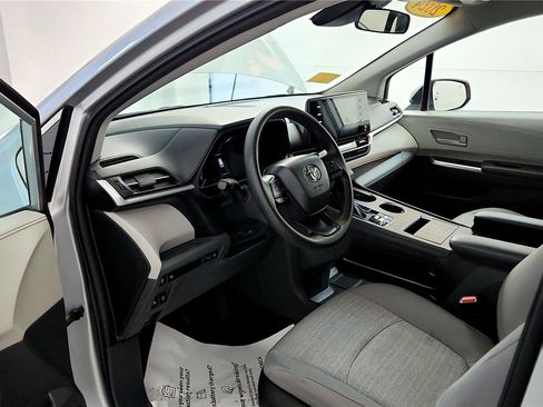 Used 2024 Toyota Sienna LE image 15