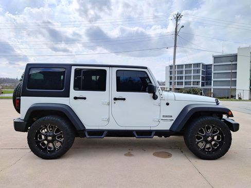 Used 2018 Jeep Wrangler Unlimited Sport S image 2