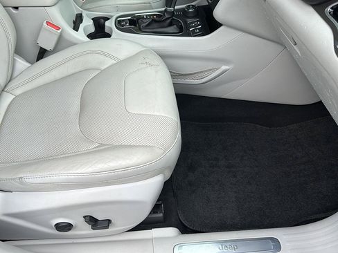 Used 2019 Jeep Cherokee Limited AWD/4WD image 8
