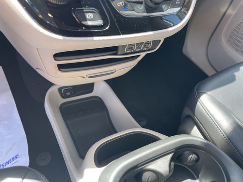 Used 2024 Chrysler Pacifica Touring-L FWD image 17