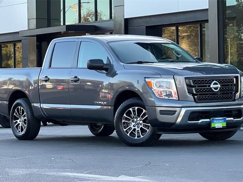 Used 2022 Nissan Titan SV image 3