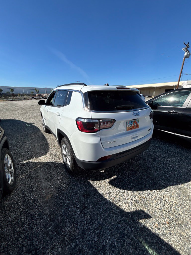 Used 2025 Jeep Compass Latitude w/ Sun & Sound Group AWD/4WD image 5