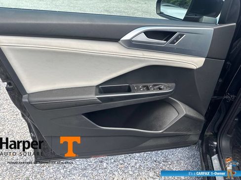 Used 2025 Volkswagen Taos SE w/ Panoramic Sunroof Package FWD image 19
