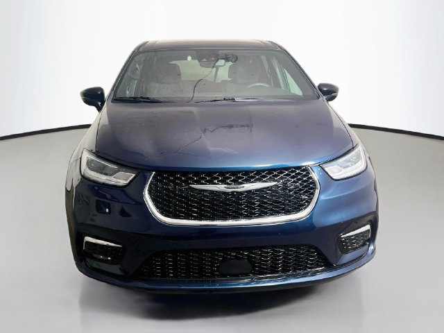 Used 2024 Chrysler Pacifica Touring FWD image 2