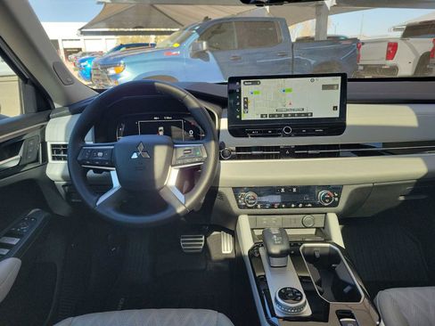 Used 2025 Mitsubishi Outlander SEL image 10
