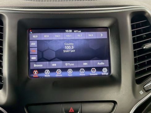 Used 2019 Jeep Cherokee Latitude Plus FWD image 19