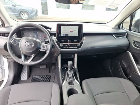 Used 2025 Toyota Corolla Cross LE image 19